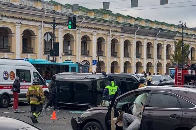 RUSSIA, ST PETERSBURG - OCTOBER 22, 2025: Emergency services respond to the scene of an eight-car collision at the intersection of Sadovaya Street and Nevsky Prospekt (Nevsky Avenue), one woman injured St Petersburg Russia - ZUMAt113 20251022_zaa_t113_280 Copyright: xYuliaxStreletsx