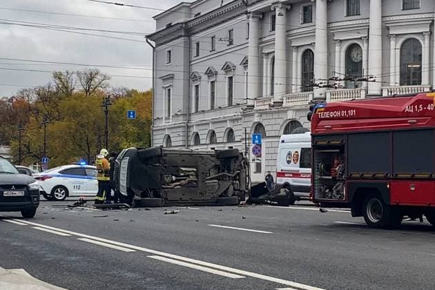 RUSSIA, ST PETERSBURG - OCTOBER 22, 2025: Emergency services respond to the scene of an eight-car collision at the intersection of Sadovaya Street and Nevsky Prospekt (Nevsky Avenue), one woman injured St Petersburg Russia - ZUMAt113 20251022_zaa_t113_281 Copyright: xYuliaxStreletsx