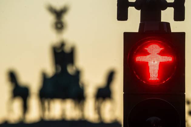 Red traffic light in front of the Brandenburg Gate, Berlin, October 2025 Germany, Berlin, October 2025, red traffic light man in front of the Brandenburg Gate, Quadriga, red pedestrian traffic light, red light, symbolic photo Reformstau, the figure of the East traffic light man was designed by Karl Peglau, traffic light man and Quadriga are two Berlin symbols,