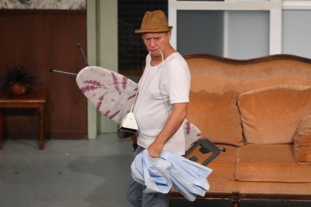 Janitor Krause You only live twice on 22 10 2025 at the Theater Konzerthaus in Solingen Tom Gerhardt as Dieter Krause is on stage on 22 10 2025 in Solingen xRx