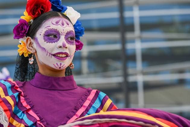 News Themen der Woche KW 43 October 25, 2025, Mesa, Arizona, USA: A folkloric dancer performs during a Day of the Dead (DoÂa de los Muertos) cultural celebration at the Mesa Arts Center, where the holiday is observed ahead of the traditional religious dates to honor and remember deceased loved ones. In recent years, DoÂa de los Muertos celebrations have spread widely across the United States, blending art, music, tradition, and community remembrance. Mesa USA - ZUMAb270 20251025_znp_b270_006 Copyright: xEduardoxBarrazax
