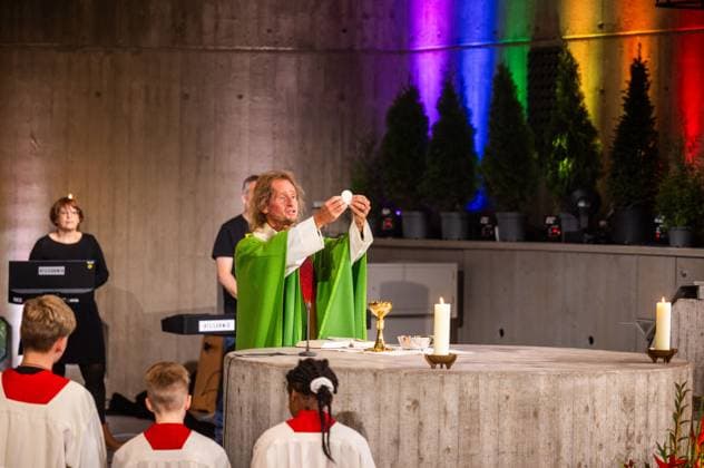 For the first time, a Catholic queer TV service was broadcast by ZDF on Sunday 26 10 2025 The service was prepared by the queer community of Muenster, which is one of the oldest of its kind in Germany The mass in the church of St Anna in Muenster Mecklenbeck was celebrated by Pastor Karsten Weidisch center, photo from the Copyright: epd-bild DetlefxHeese epd-Queerer_Gottesdienst1-kopieren