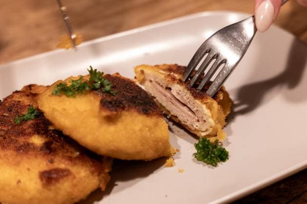 Vegan cordon bleu served Symbol for EU dispute over product names 25 10 25, Selters Symbol photo, illustration image, symbol image, illustration photo, everyday scene A person cu Copyright: xThorstenxWagnerx