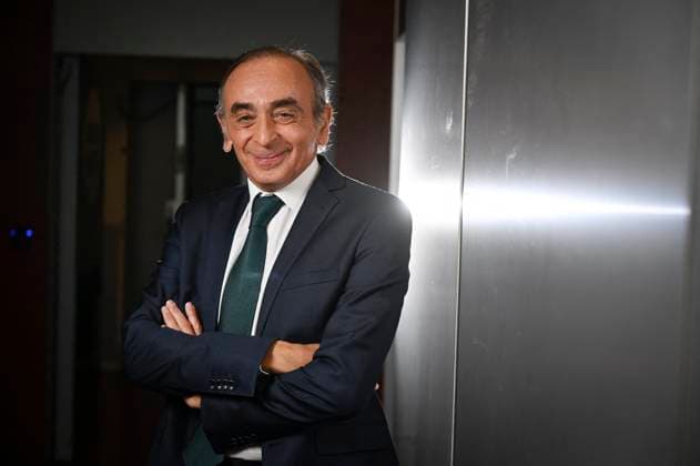 Eric Zemmour On Dimanche En Politique - Paris President of the Reconquete party Eric Zemmour poses for pictures ahead of an interview for Dimanche En Politique on France 3 channel in Paris, France on October 26, 2025. Photo by Stephane Le Tellec ABACAPRESS.COM Paris France  Copyright: xLexTellecxStephane ABACAx