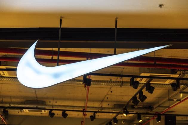 Casablanca, Casablanca Settat Marokko 27.07.2024: Nikes ikonisches Swoosh Logo, das in einem Einzelhandelsgeschäft in der Casablanca Mall beleuchtet ist und die Sportmarke hervorhebt Casablanca, Casablanca-Settat - Morocco - 07-27-2024: Nikes iconic swoosh logo illuminated inside a retail store in Casablanca Mall, highlighting the sports brand Copyright: imageBROKER DetlefxVoigtxinfo ibliqx15430411.jpg