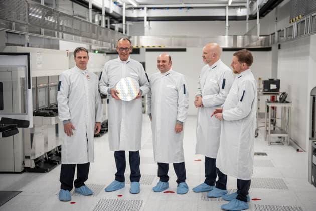 The Federal Chancellor is presented with a wafer from production Jens Kober, Division Manager GlobalFoundries, Friedrich Merz Federal Chancellor, Manfred Horstmann, Managing Director, Tim Breen, Chief Executive Officer CEO GlobalFoundries, Michael Kretschmer, Minister President of Saxony from left Cleanroom G