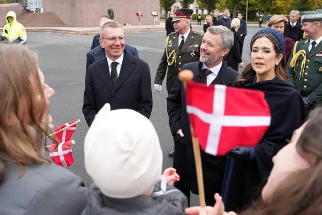 (251028) -- RIGA, Oct. 28, 2025 -- Latvian President Edgars Rinkevics (L, front) and visiting King Frederik X (C, front) and Queen Mary (R, front) of Denmark greet local citizens after a flower laying ceremony at the Independence Stella monument in Riga, Latvia, Oct. 28, 2025. Latvian President Edgars Rinkevics met with visiting King Frederik X and Queen Mary of Denmark here on Tuesday to discuss bilateral relations, defense cooperation, security in the Baltic Sea region, and Ukraine situation. Photo by Edijs Palens) LATVIA-RIGA-DENMARK-KING-VISIT ChenxYufen