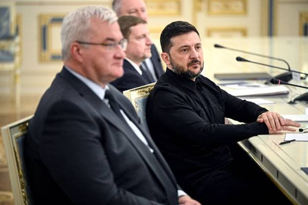 Ukrainian President Volodymyr Zelenskyy meets Dutch FM David van Weel in Kyiv President of Ukraine Volodymyr Zelenskyy participates in a meeting with Minister of Foreign Affairs, Minister of Asylum and Migration of the Kingdom of the Netherlands, David van Weel, in Kyiv, Ukraine, on October 28, 2025. The sides discuss the support of Ukraine s energy sector, joint production of drones, and the opening of an office of the Russian War Crimes Tribunal. Kyiv Ukraine  Copyright: xDANYLOxANTONIUKx originalFilename: ukrinform-ukrainia251028_npsBl