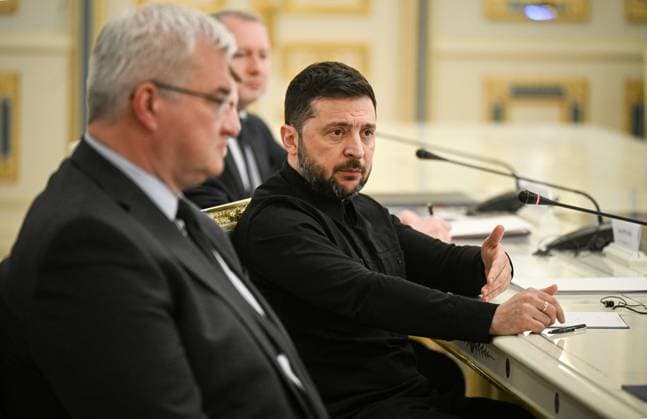 Ukrainian President Volodymyr Zelenskyy meets Dutch FM David van Weel in Kyiv President of Ukraine Volodymyr Zelenskyy participates in a meeting with Minister of Foreign Affairs, Minister of Asylum and Migration of the Kingdom of the Netherlands, David van Weel, in Kyiv, Ukraine, on October 28, 2025. The sides discuss the support of Ukraine s energy sector, joint production of drones, and the opening of an office of the Russian War Crimes Tribunal. Kyiv Ukraine  Copyright: xDANYLOxANTONIUKx originalFilename: ukrinform-ukrainia251028_npZb8