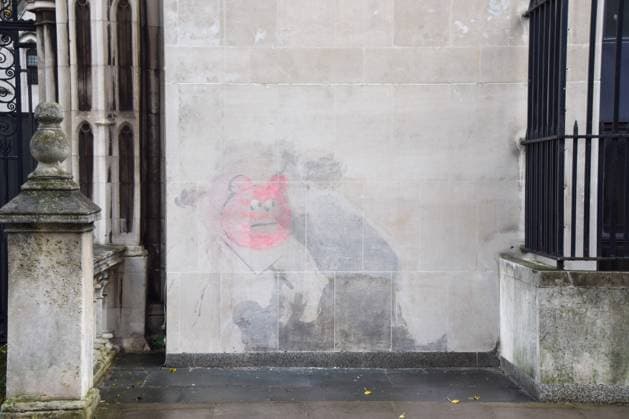 News Bilder des Tages October 31, 2025, London, England, United Kingdom: Graffiti has appeared on the artwork by elusive street artist Banksy at the Royal Courts of Justice, depicting a judge hitting a protester with a gavel, which has been partially cleaned off after the court ordered it to be removed. London United Kingdom - ZUMAv130 20251031_zip_v130_011 Copyright: xVukxValcicx