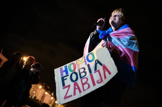 October 27, 2021, Warsaw, Masovian Voivodeship, Poland: A protester speaks during a demonstration against a parliamentary reading of a draft law proposing the banning of equality marches organized by the LQBTQ community in Poland. The sign they are holding reads homophobia kills. Warsaw Poland - ZUMAk204 20211027_zip_k204_001 Copyright: xRomanxKozielx