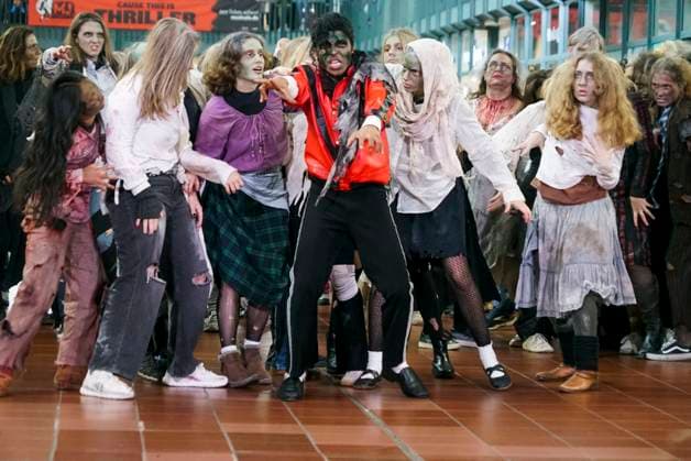 cntv Thriller Scary Michael Jackson Flashmob with undead and zombies in the Wandelhalle at Hamburg Central Station on Halloween 31 10 2025 with Koffi Missah impersonator of Michael Jackson Approximately 150 people recreate the Thriller video from the Stage Mucical Company se