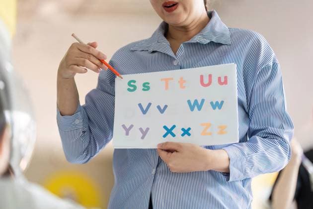 Zurück zur Schule: Lehrer motivieren junge Schüler zum Lernen des Alphabets An educator uses a colorful chart to teach young children the alphabet in a lively classroom setting, promoting early literacy. (License=RF) ,model released, Symbolfoto Copyright: xZoonar.com WICHAYADAxSUWANNACHUNx 23540020 ,model released, Symbolfoto ,property released