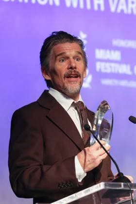 American actor Ethan Hawke speaks as he receives the Variety Virtuoso honorary award during the Miami Film Festival GEMS in Miami, United States, 02 November 2025. Hawke said that it would feel great, if he deserved it, to win an Oscar for his performance in the film ‘Blue Moon’ by American director Richard Linklater, during a tribute he received on Sunday. Ethan Hawke says he would feel great if he won the Oscar for ‘Blue Moon’ !ACHTUNG: NUR REDAKTIONELLE NUTZUNG!  Copyright: xGiorgioxVierax AME4929 20251103-55018420763_1