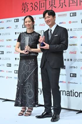 Kurosawa Akira Award of the 38th Tokyo International Film Festival TOKYO, JAPAN - NOVEMBER 3: Japanese filmmaker Lee Sang-il (R) and Academy Award-winning director Chloé Zhao (L) pose with their Kurosawa Akira Award trophies during the 38th Tokyo International Film Festival in Tokyo, Japan, on November 3, 2025. Both filmmakers were recognized for their outstanding contributions to world cinema, Lee for redefining Japanese social drama, and Zhao for her cross-cultural storytelling bridging East and West. David Mareuil Anadolu Tokyo Japan. Editorial use only. Please get in touch for any other usage.  Copyright: x2025xAnadoluxDavidxMareuilx
