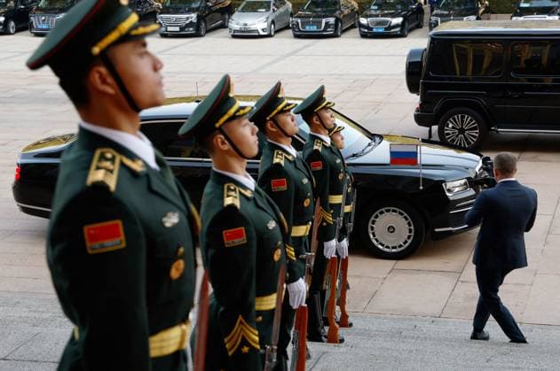 China Russia 9039640 04.11.2025 Chinese guards of honour stand in formation outside the People s Assembly House during a welcome ceremony for Russian Prime Minister Mikhail Mishustin before Chinese President Xi Jinping in Beijing, China. Dmitry Astakhov Sputnik Beijing China  Copyright: xDmitryxAstakhovx