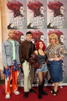 Daniel Pohlen, Jörn Felix Alt, Celina dos Santos and Steffi Irmen at the press conference for the musical Wir sind am Leben at the Stage Theater des Westens Berlin, 03 11 2025 Foto:xB.xDummerx xFuturexImagex leben_5115