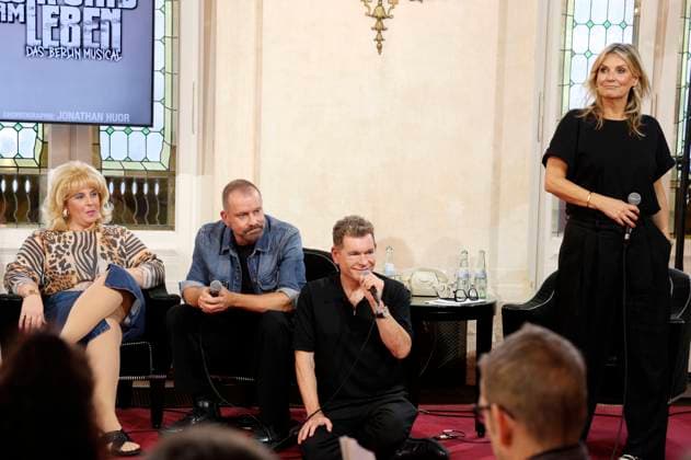 Steffi Irmen, Ulf Leo Sommer, Peter Plate and Kim Fisher at the press conference for the musical Wir sind am Leben at the Stage Theater des Westens Berlin, 03 11 2025 Foto:xB.xDummerx xFuturexImagex leben_5123