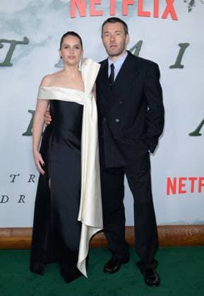 Train Dreams Premiere - Los Angeles, USA LOS ANGELES, USA. November 03, 2025: Felicity Jones & Joel Edgerton at the premiere for Train Dreams at Egyptian Theatre Los Angeles CA USA  Copyright: xPaulxSmith Featureflashx