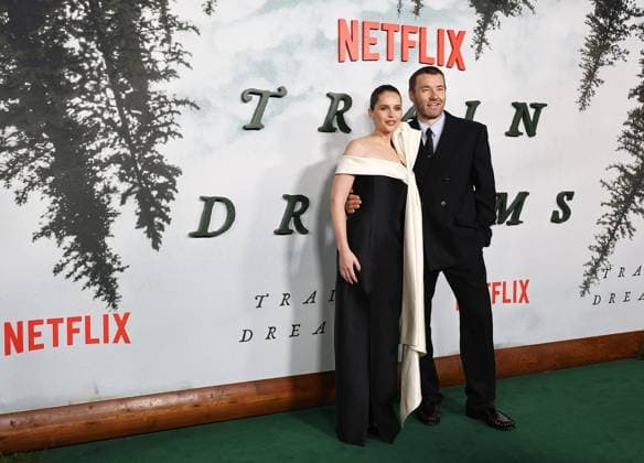 Premiere Of Netflix s Train Dreams HOLLYWOOD, LOS ANGELES, CALIFORNIA, USA - NOVEMBER 03: Felicity Jones and Joel Edgerton arrive at the Premiere Of Netflix s Train Dreams held at The Egyptian Theatre Hollywood on November 3, 2025 in Hollywood, Los Angeles, California, United States., Credit:Juan Pablo Rico Avalon United States, California, Hollywood, The Egyptian Theatre Hollywood Copyright: xJuanxPabloxRicox xAvalonx 1050185526