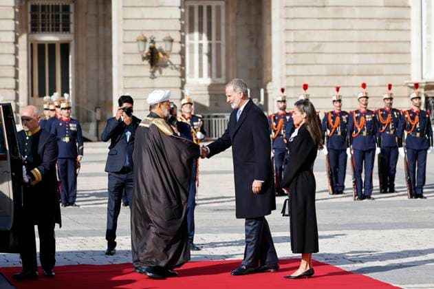 King Felipe VI and Queen Letizia receive the Sultan of Oman, His Majesty Sultan Haitham Bin Tarik, at the Royal Palace King Felipe VI and Queen Letizia receive the Sultan of Oman, His Majesty Sultan Haitham Bin Tarik, before his State visit, at the Royal Palace, on November 4, 2025, in Madrid Spain FAMOUS KINGS POLITICAL ROYALTY RECEPTION PALACE Antonio Gutié Madrid Madrid Madrid Spain  Copyright: xAntonioxGutiÃ rrezx 7075129