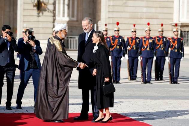 King Felipe VI and Queen Letizia receive the Sultan of Oman, His Majesty Sultan Haitham Bin Tarik, at the Royal Palace King Felipe VI and Queen Letizia receive the Sultan of Oman, His Majesty Sultan Haitham Bin Tarik, before his State visit, at the Royal Palace, on November 4, 2025, in Madrid Spain FAMOUS KINGS POLITICAL ROYALTY RECEPTION PALACE Antonio Gutié Madrid Madrid Madrid Spain  Copyright: xAntonioxGutiÃ rrezx 7075132