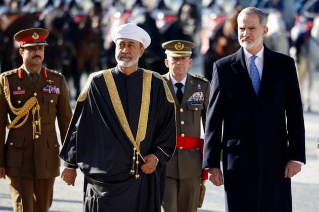 The King and Queen of Spain receive the Sultan of Oman, His Majesty Sultan Haitham Bin Tarik, at the Royal Palace King Felipe VI and the Sultan of Oman, His Majesty Sultan Haitham Bin Tarik, during the reception ceremony held at the Royal Palace before his State trip, on November 4, 2025, in Madrid Spain FAMOUS KINGS POLITICAL ROYALTY RECEPTION PALACE Antonio Gutié Madrid Madrid Madrid Spain  Copyright: xAntonioxGutiÃ rrezx 7075189