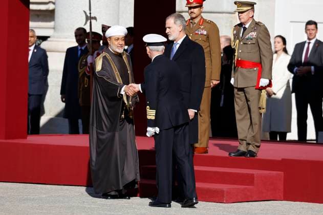 The King and Queen of Spain receive the Sultan of Oman, His Majesty Sultan Haitham Bin Tarik, at the Royal Palace King Felipe VI and the Sultan of Oman, His Majesty Sultan Haitham Bin Tarik, during the reception ceremony held at the Royal Palace before his State trip, on November 4, 2025, in Madrid Spain FAMOUS KINGS POLITICAL ROYALTY RECEPTION PALACE Antonio Gutié Madrid Madrid Madrid Spain  Copyright: xAntonioxGutiÃ rrezx 7075181