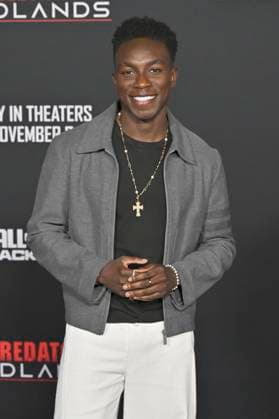 Olly Sholotan at the premiere of the movie Predator Badlands at the TCL Chinese Theater Los Angeles, 03 11 2025 Foto:xD.xStarbuckx xFuturexImagex predator_5189