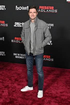 Topher Grace at the premiere of the movie Predator Badlands at the TCL Chinese Theater Los Angeles, 03 11 2025 Foto:xD.xStarbuckx xFuturexImagex predator_5192