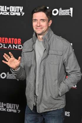 Topher Grace at the premiere of the movie Predator Badlands at the TCL Chinese Theater Los Angeles, 03 11 2025 Foto:xD.xStarbuckx xFuturexImagex predator_5194