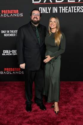 Ben Rosenblatt with wife Greta Rosenblatt at the premiere of the movie Predator Badlands at the TCL Chinese Theater Los Angeles, 03 11 2025 Foto:xD.xStarbuckx xFuturexImagex predator_5211