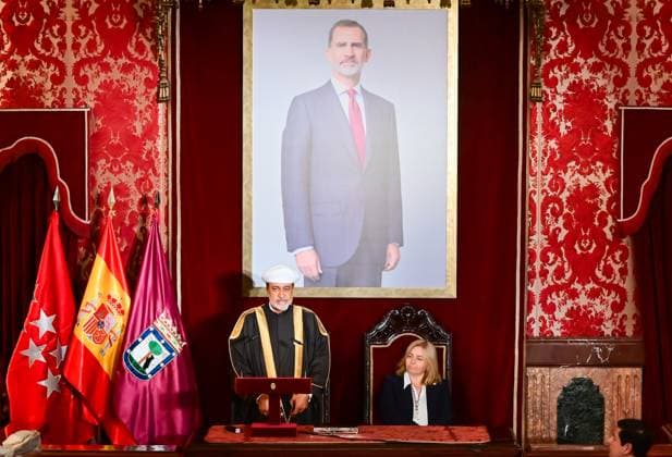 November 4, 2025, Madrid, Madrid, SPAIN: The Deputy Mayor of Madrid, Inma Sanz, presents the Golden Key of the City of Madrid to His Majesty Sultan Haitham Bin Tarik of Oman during his State Visit to Spain. The ceremony took place at the Palacio de Cibeles, headquarters of Madrid City Hall. Madrid SPAIN - ZUMAz108 20251104_znp_z108_001 Copyright: xRichardxZubelzux