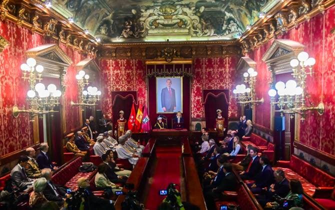 November 4, 2025, Madrid, Madrid, SPAIN: The Deputy Mayor of Madrid, Inma Sanz, presents the Golden Key of the City of Madrid to His Majesty Sultan Haitham Bin Tarik of Oman during his State Visit to Spain. The ceremony took place at the Palacio de Cibeles, headquarters of Madrid City Hall. Madrid SPAIN - ZUMAz108 20251104_znp_z108_010 Copyright: xRichardxZubelzux