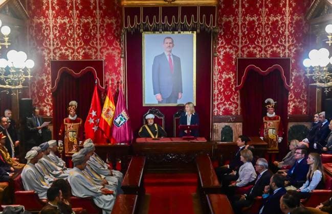 November 4, 2025, Madrid, Madrid, SPAIN: The Deputy Mayor of Madrid, Inma Sanz, presents the Golden Key of the City of Madrid to His Majesty Sultan Haitham Bin Tarik of Oman during his State Visit to Spain. The ceremony took place at the Palacio de Cibeles, headquarters of Madrid City Hall. Madrid SPAIN - ZUMAz108 20251104_znp_z108_012 Copyright: xRichardxZubelzux