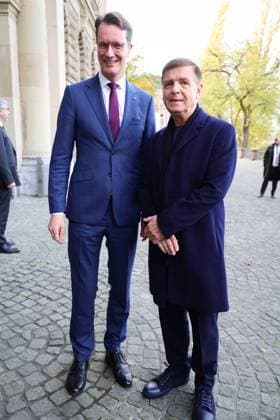 Presentation of the State Prize of North Rhine-Westphalia to Andreas Gursky State Prize winner photographer Andreas Gursky on arrival with NRW Minister President Hendrik Wüst Düsseldorf K21 Ständehaus NRW Germany