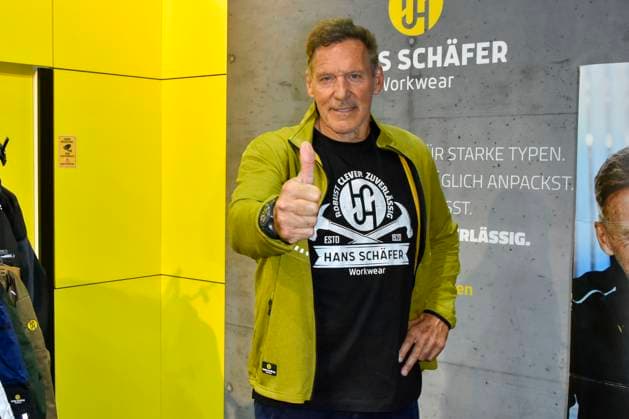 abb Moeller Ralf Rudolf Moeller Möller the German actor ambassador of the Initiative Handwerk and former bodybuilder and Mr Universe is advertising as a guest star at the Hans Schaefer Workwear workwear stand at the A plus A exhibition at the Duesseldorf trade fair on 04 11 2025 in Duesseldorf NRW Germany