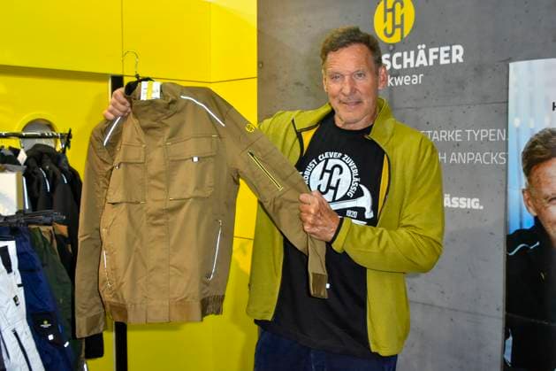 abb Moeller Ralf Rudolf Moeller Möller the German actor ambassador of the Initiative Handwerk and former bodybuilder and Mr Universe is advertising as a guest star at the Hans Schaefer Workwear workwear stand at the A plus A exhibition at the Duesseldorf trade fair on 04 11 2025 in Duesseldorf NRW Germany
