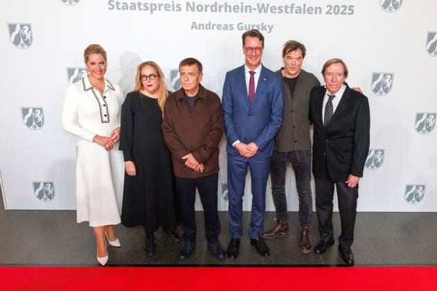 Judith Rakers, Susanne Pfeffer, Andreas Gursky, Hendrik Wüst, Campino and Günter Netzer at the presentation of the State Prize of North Rhine-Westphalia 2025 to photographer Andreas Gursky at K21 Düsseldorf, 04 11 2025 Foto:xO.xLangelx xFuturexImagex staatspreis_5119