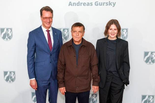 Hendrik Wüst, Andreas Gursky and Annika Gursky at the award ceremony of the State Prize of North Rhine-Westphalia 2025 to photographer Andreas Gursky at K21 Düsseldorf, 04 11 2025 Foto:xO.xLangelx xFuturexImagex staatspreis_5120