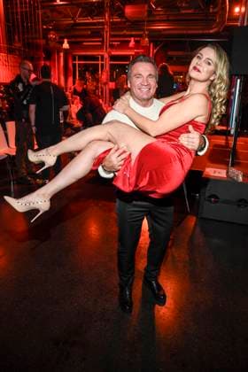 abb Abrechnung Peter Klein wears Yvonne Woelke on his hands as a guest at the exclusive pre-screening of the new Pro Sieben reality show Die Abrechnung Der Promi Showdown at Festsaal Kreuzberg Berlin on 04 11 2025in Berlin Berlin Germany