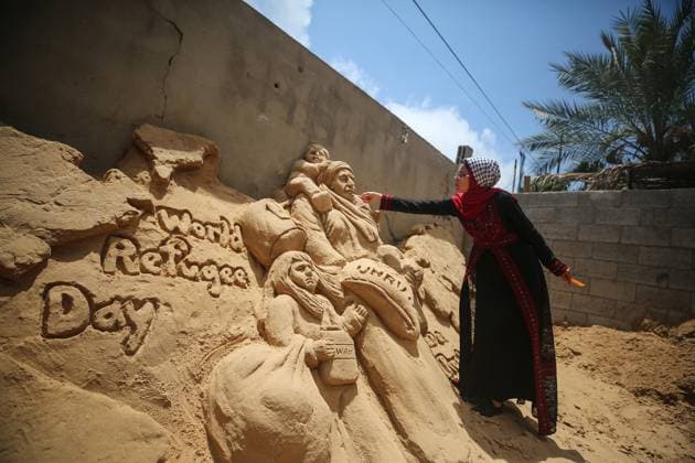 World Refugee Day in Gaza GAZA CITY, GAZA - JUNE 20: Palestinian sculptor Rana El-Ramlavi works on her sand sculpture depicting the struggle of Palestinian refugees who try to survive under difficult living and economic conditions within the World Refugee Day in Gaza City, Gaza on June 20, 2020. Gazze Palestinian Territory, Occupied. Editorial use only. Please get in touch for any other usage.  Copyright: x2025xAnadoluxMustafaxHassonax