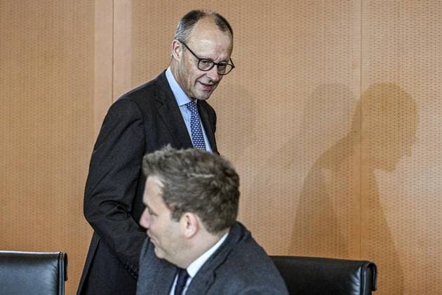 Meeting of the Federal Cabinet FOR EDITORIAL PURPOSES ONLY EDITORIAL USE ONLY p Meeting of the Federal Cabinet, Federal Chancellor Friedrich Merz CDU, above, comes behind Lars Klingbeil SPD , Federal Minister of Finance, to the meeting of the Federal Cabinet in the Federal Chancellery, photographed on October 22, 2025 in Berlin Berlin Berlin Berlin Copyright MaurizioxGambari Copyright: MaurizioxGambarini doc82xkn61wq84qoyrl199 ,EDITORIAL USE ONLY Copyright: MaurizioxGambarini