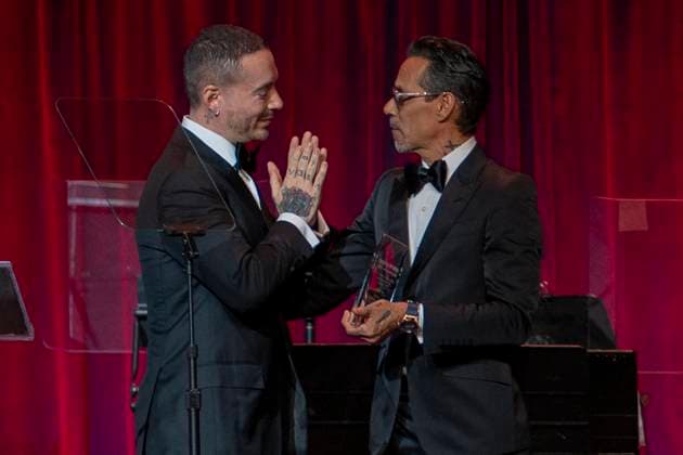 Colombian musician J Balvin (L) receives an award from American musician Marc Anthony during the 12th Annual Changing Lives, Building Dreams Gala in New York, United States, 05 November 2025. 12th Annual Changing Lives, Building Dreams Gala in New York !ACHTUNG: NUR REDAKTIONELLE NUTZUNG!  Copyright: xAngelxColmenaresx AME5889 20251106-55018450130_1