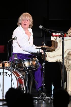 Helge Schneider live at a concert of his Ein Mann und seine Musik Tour in the Kuppelsaal Hanover, 05 11 2025 Foto:xR.xKeuntjex xFuturexImagex schneider_5117