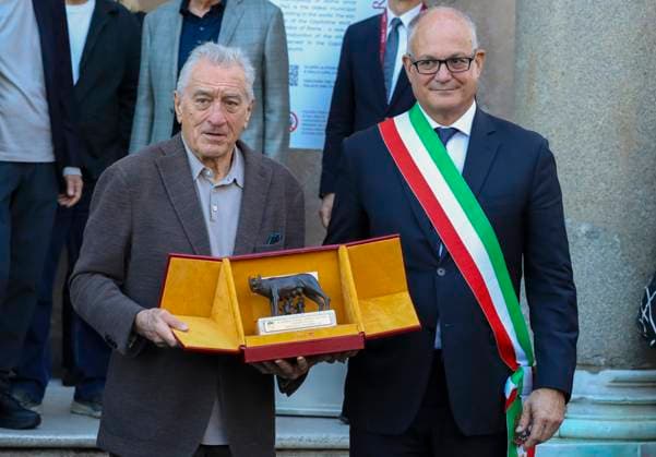 Italy, Rome, November 6, 2025 - Robert De Niro is honored with the Lupa Capitolina Italy, Rome, November 6, 2025 Robert De Niro is honored with the Lupa Capitolina (Capitoline Wolf), the city of Rome top honor by the city s mayor Roberto Gualtieri. Pictured: Robert De Niro and Mayor Roberto Gualtieri, Credit:Fabio Mazzarella Avalon Italy, Rome, Rome Copyright: xFabioxMazzarellax xAvalonx 1050755242