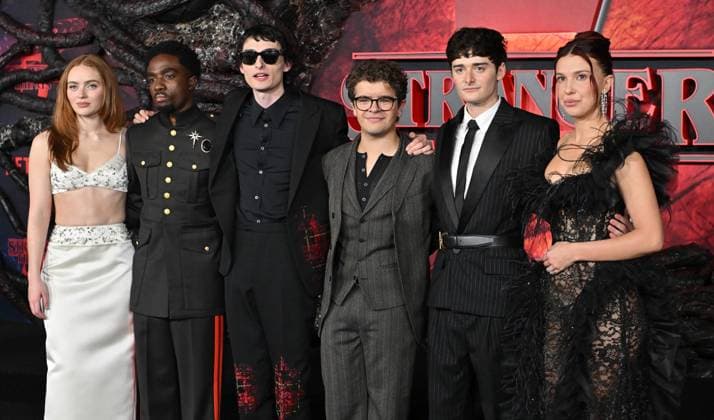 ˜Stranger Things 5™ World Premiere Sadie Sink, Caleb McLaughlin, Finn Wolfhard, Gaten Matarazzo, Noah Schnapp and Millie Bobby Brown arriving to Stranger Things 5™ world premiere held at the TCL Chinese Theatre on November 6, 2025 in Hollywood, Ca. Hollywood TCL Chinese Theatre California USA Copyright: xLisaxOConnor xAFF-USA.COMx
