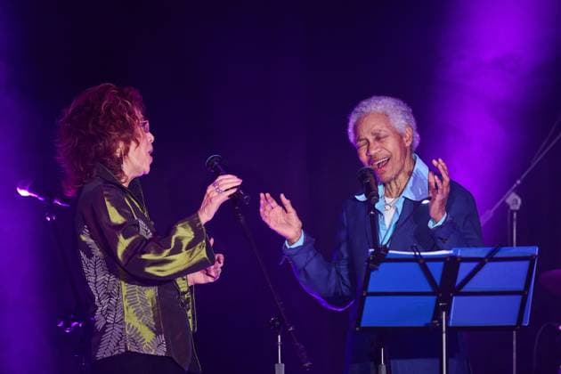 November 6, 2025, Toronto, On, Canada: Beverly Glenn-Copeland (right) and his wife Elizabeth Copeland perform at the 2025 PTP Pink Awards in Toronto, on Thursday, Nov. 6, 2025. Toronto Canada  - ZUMAc35_ 20251106_zaf_c35_205 Copyright: xSammyxKoganx