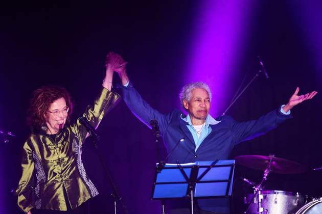 November 6, 2025, Toronto, On, Canada: Beverly Glenn-Copeland (right) and his wife Elizabeth Copeland perform at the 2025 PTP Pink Awards in Toronto, on Thursday, Nov. 6, 2025. Toronto Canada  - ZUMAc35_ 20251106_zaf_c35_213 Copyright: xSammyxKoganx