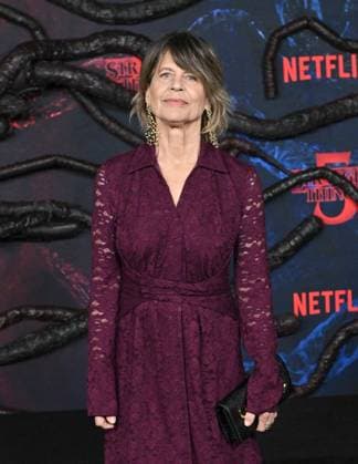 ˜Stranger Things 5™ World Premiere Linda Hamilton arriving to the Stranger Things 5™ world premiere held at the TCL Chinese Theatre on November 6, 2025 in Hollywood, Ca. Hollywood TCL Chinese Theatre California USA Copyright: xLISAxOConnor xAFF-USA.COMx